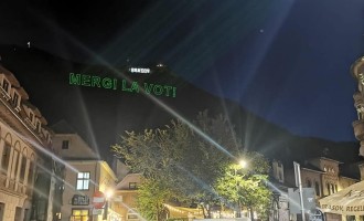 FOTO Modul inedit în care brașovenii spun că vor schimbare: Mesajul ”Mergi la vot”, proiectat pe Tâmpa – Esential