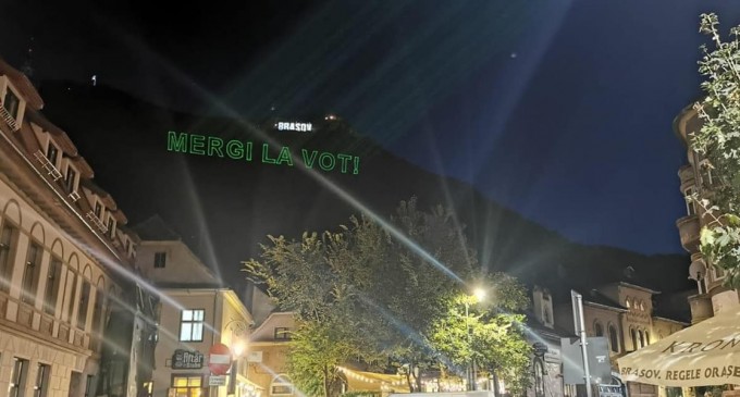 FOTO Modul inedit în care brașovenii spun că vor schimbare: Mesajul ”Mergi la vot”, proiectat pe Tâmpa – Esential