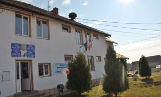 Locuitori dintr-un sat brașovean nu pot vota. Cărțile de identitate sunt gaj la magazin pentru că au cumpărat alimente pe datorie – Esential