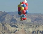 VIDEO Ultima cascadorie a lui David Blaine / Iluzionistul a zburat la o altitudine de 7.500 de metri ținându-se de un mănunchi de baloane colorate – Showbiz