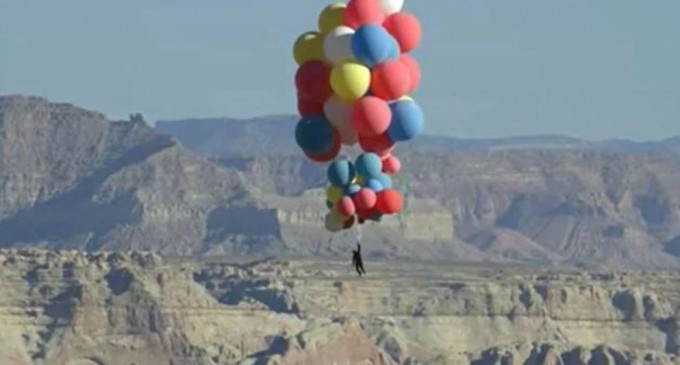 VIDEO Ultima cascadorie a lui David Blaine / Iluzionistul a zburat la o altitudine de 7.500 de metri ținându-se de un mănunchi de baloane colorate – Showbiz