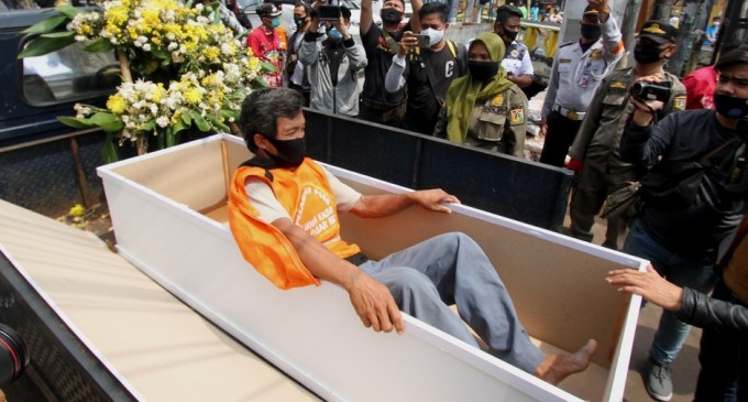 Indonezia renunța la pedeapsa prin care localnicii prinși fără mască erau băgați într-un sicriu – Coronavirus