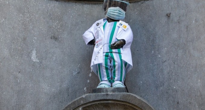 Coronavirus: Bruxellesul îi omagiază pe lucrătorii din sistemul sanitar îmbrăcându-l în medic pe Manneken Pis – Coronavirus