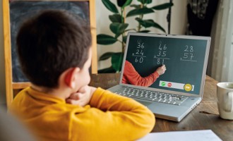 ”Serios? Dă Guvernul bani?” / ”Toti întreabă domne, dar nimeni nu vine să pună umărul”. Cum vor face școală online câteva „localități roșii” din România – Educatie