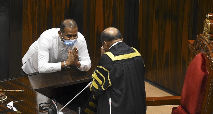 VIDEO Un politician condamnat la moarte pentru crimă a depus jurământul de deputat în parlamentul din Sri Lanka – International