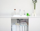Nu mai vrei să cari sticle cu apă de la market? Instalează-ți un sistem de purificare a apei direct în bucătărie