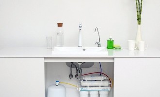 Nu mai vrei să cari sticle cu apă de la market? Instalează-ți un sistem de purificare a apei direct în bucătărie