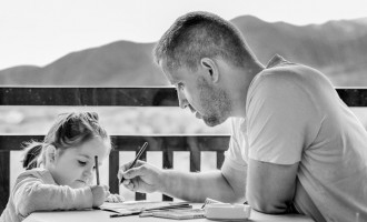 Un tată ar urma să primească 7.000 lei despăgubiri pentru că fosta soţie îl făcea de râs în faţa copiilor – Esential