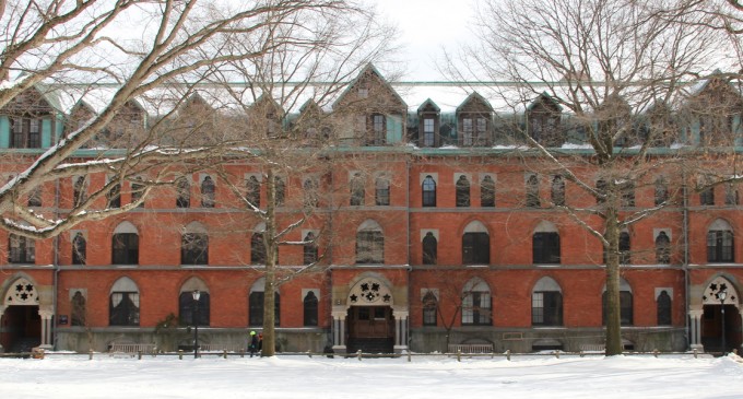 Guvernul american chemă în judecată universitatea Yale cu acuzații de discriminare a candidaților asiatici și albi – International