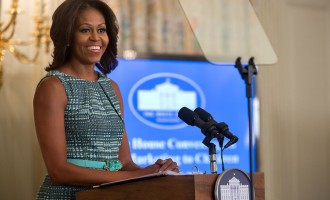VIDEO Michelle Obama îl critică pe Trump, un preşedinte ”rasist” care răspândeşte ”frica şi confuzia” – International