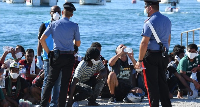 Un copil de un an a traversat singur Marea Mediterană pentru a ajunge în Italia, la Lampedusa – International