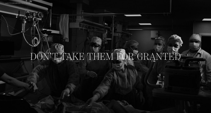 VIDEO Imagini de la secțiile de terapie intensivă care tratează pacienți Covid, proiectate în Centrul Bucureștiului – Prin oras