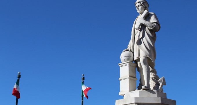 O statuie a lui Cristofor Columb demontată de pe o mare arteră din Ciudad de Mexico. Luni s-ar serba 528 de ani de la sosirea acestuia în America în 1492 – International
