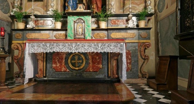 SUA: Arhiepiscopul de New Orleans a dispus arderea unui altar profanat de un act sexual „demonic” comis de preotul paroh – International