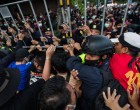 VIDEO Salutul din Hunger Games, preluat de manifestanții pro-democrație din Thailanda, care au blocat convoiul regelui. Protestele au fost interzise – Esential