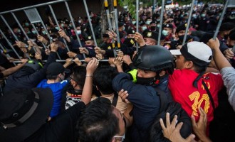 VIDEO Salutul din Hunger Games, preluat de manifestanții pro-democrație din Thailanda, care au blocat convoiul regelui. Protestele au fost interzise – Esential