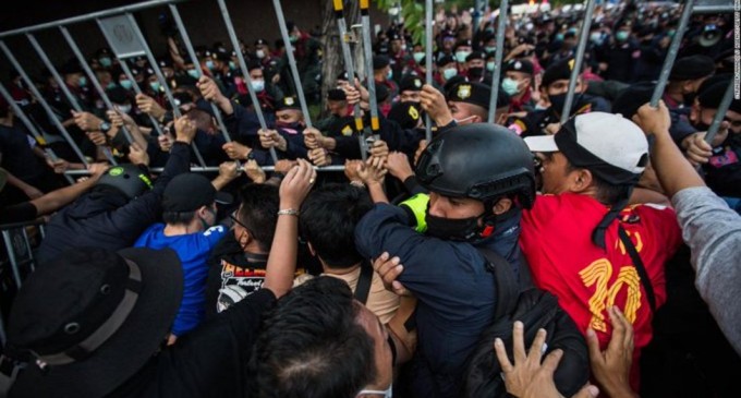 VIDEO Salutul din Hunger Games, preluat de manifestanții pro-democrație din Thailanda, care au blocat convoiul regelui. Protestele au fost interzise – Esential