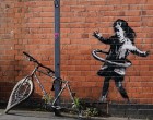 Artistul britanic Banksy revendică un desen înfăţişând o fetiţă şi un cerc hula-hoop apărut în Nottingham – International