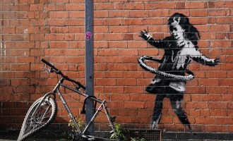 Artistul britanic Banksy revendică un desen înfăţişând o fetiţă şi un cerc hula-hoop apărut în Nottingham – International