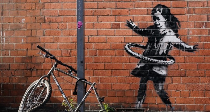 Artistul britanic Banksy revendică un desen înfăţişând o fetiţă şi un cerc hula-hoop apărut în Nottingham – International