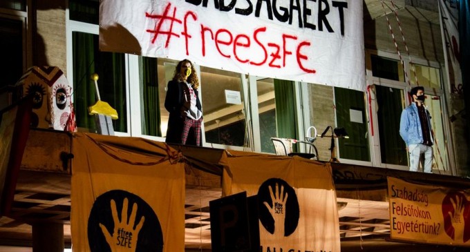 VIDEO Ungaria: Studenții de la Universitatea de Film din Budapesta continuă protestele împotriva noii conduceri puse de guvernul Viktor Orban / Autoritățile au tăiat internetul în campus – International