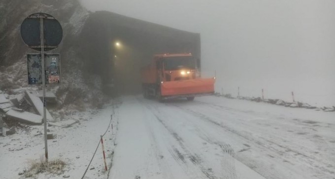 Peisaj de iarnă pe Transfăgărășan / Direcția de Drumuri: „Dacă aveți drum prin zona Bâlea Lac fiți sigur că aveți mașina pregatită de condiții de iarnă!” – Esential