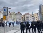 VIDEO Cehia: Protest împotriva măsurilor antiepidemice, la Praga. Poliţia a folosit la gaze lacrimogene şi tunuri cu apă – International