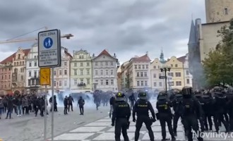 VIDEO Cehia: Protest împotriva măsurilor antiepidemice, la Praga. Poliţia a folosit la gaze lacrimogene şi tunuri cu apă – International
