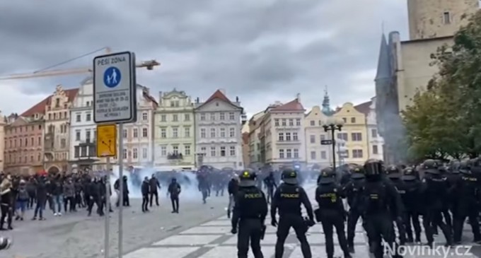 VIDEO Cehia: Protest împotriva măsurilor antiepidemice, la Praga. Poliţia a folosit la gaze lacrimogene şi tunuri cu apă – International