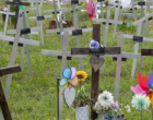 La Repubblica: La cimitirul fetuşilor din Roma au început să apară pe cruci numele femeilor care i-au avortat – International