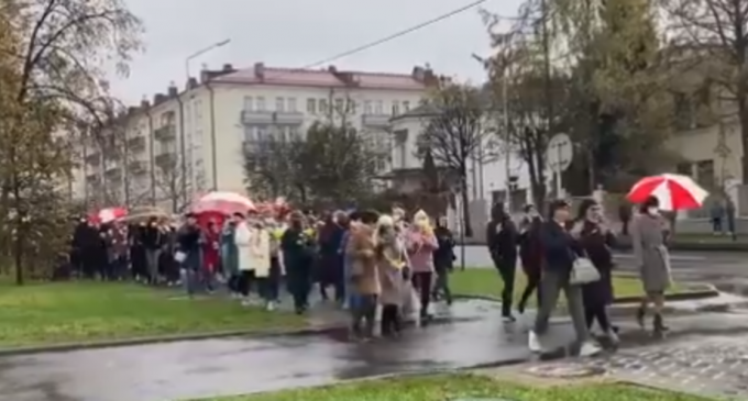 VIDEO Belarus: Protest al femeilor împotriva lui Lukaşenko înaintea unui ultimatum dat de opoziţie – International