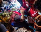 VIDEO Momentul în care echipele de salvare din Izmir scot, după 15 ore, o femeie surprinsă sub clădirea prăbușită la cutremurul devastator – International