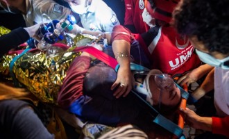 VIDEO Momentul în care echipele de salvare din Izmir scot, după 15 ore, o femeie surprinsă sub clădirea prăbușită la cutremurul devastator – International