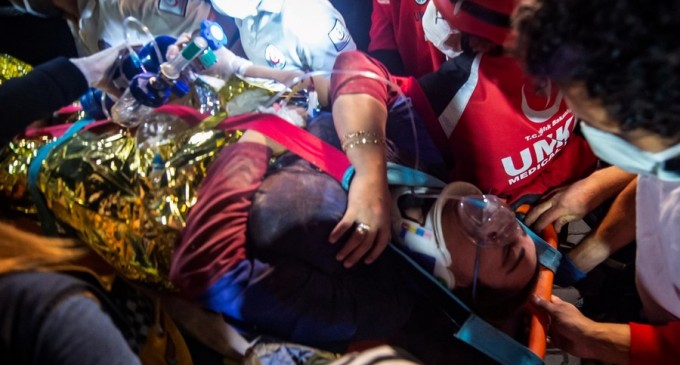 VIDEO Momentul în care echipele de salvare din Izmir scot, după 15 ore, o femeie surprinsă sub clădirea prăbușită la cutremurul devastator – International