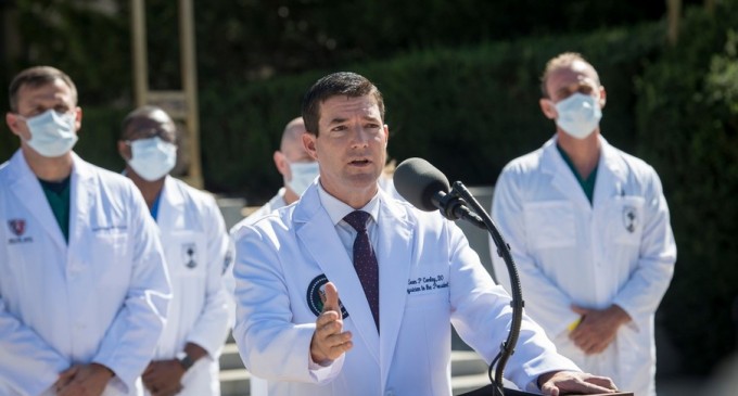 Casa Albă recunoaște că a mințit în privința stării de vineri a lui Trump: ”Avea febră, iar nivelul de oxigen scădea rapid. Eram cu adevărat îngrijorați” – International