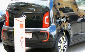 Investitorii germani, invitați în România să facă baterii pentru mașini electrice