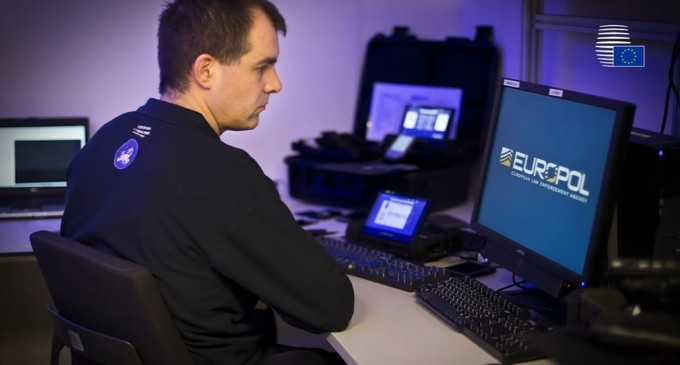 UE va înăspri regulile de combatere a extremismului online / Imigranților li se va cere „un efort activ” pentru a se integra – International