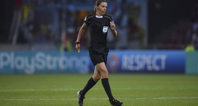 Stephanie Frappart, prima femeie arbitru la un meci din Champions League (Juventus vs Dinamo Kiev) – Fotbal