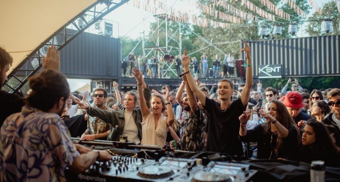 Artiștii vs. organizatorii de evenimente: Cum a ajuns o schemă de ajutor de stat să pună în conflict scena culturală din România – Cultura