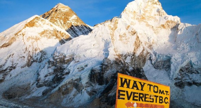 Urme de microplastice, descoperite în apropierea vârfului Muntelui Everest – Mediu
