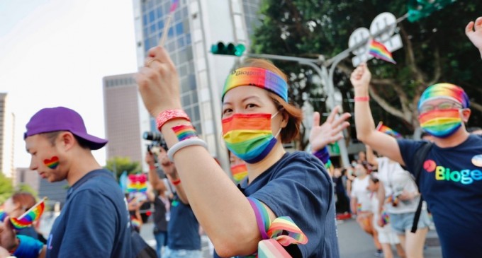 VIDEO Taiwanul a sărbătorit egalitatea şi succesul în lupta cu coronavirusul la cel mai mare Marş Pride din Asia – International