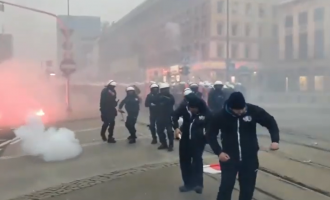 VIDEO Ciocniri între poliție și extremiștii de dreapta în Varșovia / Polițiștii au folosit gloanțe de cauciuc, după ce protestatarii au aruncat cu pietre și petarde – International