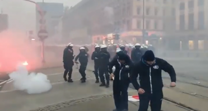 VIDEO Ciocniri între poliție și extremiștii de dreapta în Varșovia / Polițiștii au folosit gloanțe de cauciuc, după ce protestatarii au aruncat cu pietre și petarde – International