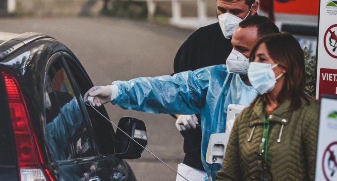 VIDEO Medicii italieni au recurs la administrarea de oxigen în mașinile din parcarea spitalului – Coronavirus