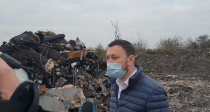 VIDEO Noi descinderi la Sintești, unde au loc arderi ilegale de deșeuri. Ministrul Mediului, în control și el, alături de televiziuni: Aceste incendii, una dintre cauzele poluării – Esential