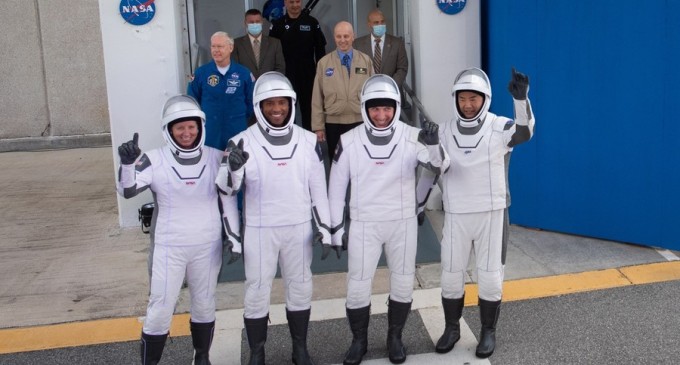 VIDEO SpaceX trimite patru astronauţi pe Staţia Spaţială Internaţională – Spatiul