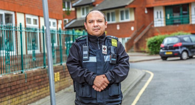 Un român care e gardian public într-un oraș din Anglia a devenit omul la care apelează toate autoritățile locale – International