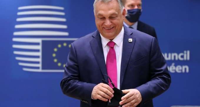 Le Monde: Non-sensul politic al Poloniei și Ungariei