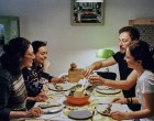 Crăciun în pandemie. Românii se orientează spre cadouri mai ieftine și renunță la planurile de călătorie, convinși că restricțiile se vor înăspri – Finante & Banci