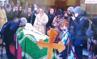 FOTO VIDEO Serbia: Mii de credincioşi au venit la catafalcul patriarhului Irineu, în pofida pandemiei – International